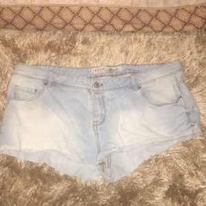 LIGHT WASHED SHORTS